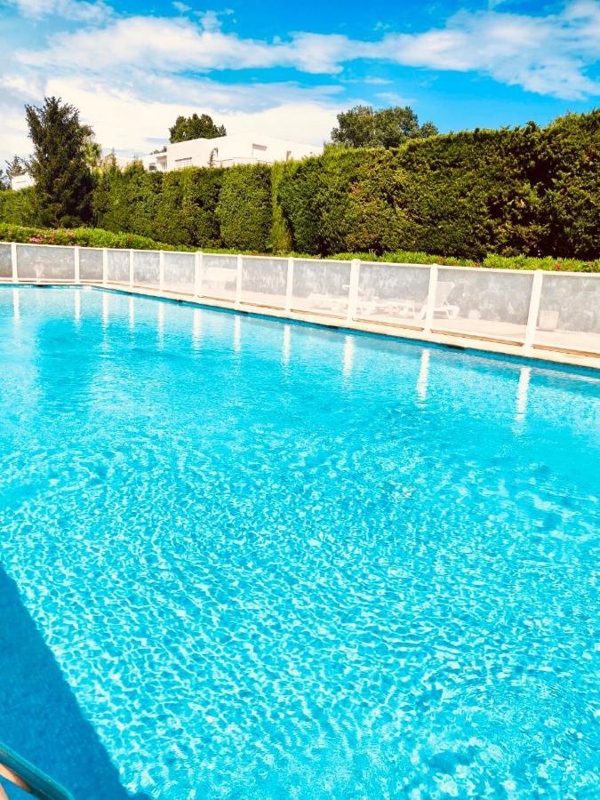 Mandelieu Grand Studio Avec Piscine Et Proche De La Mer Ngoại thất bức ảnh